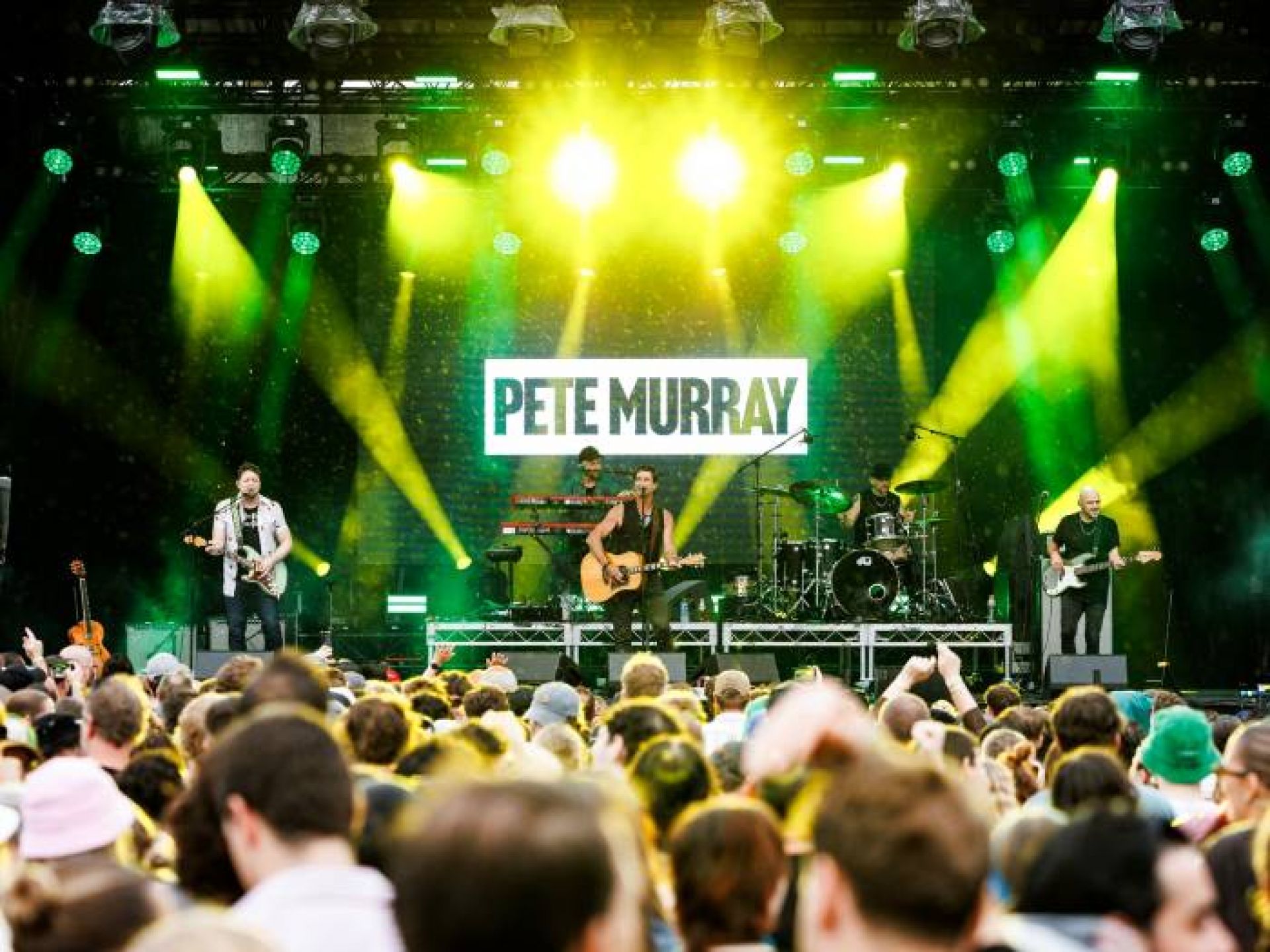 Singer Pete Murray and band on stage
