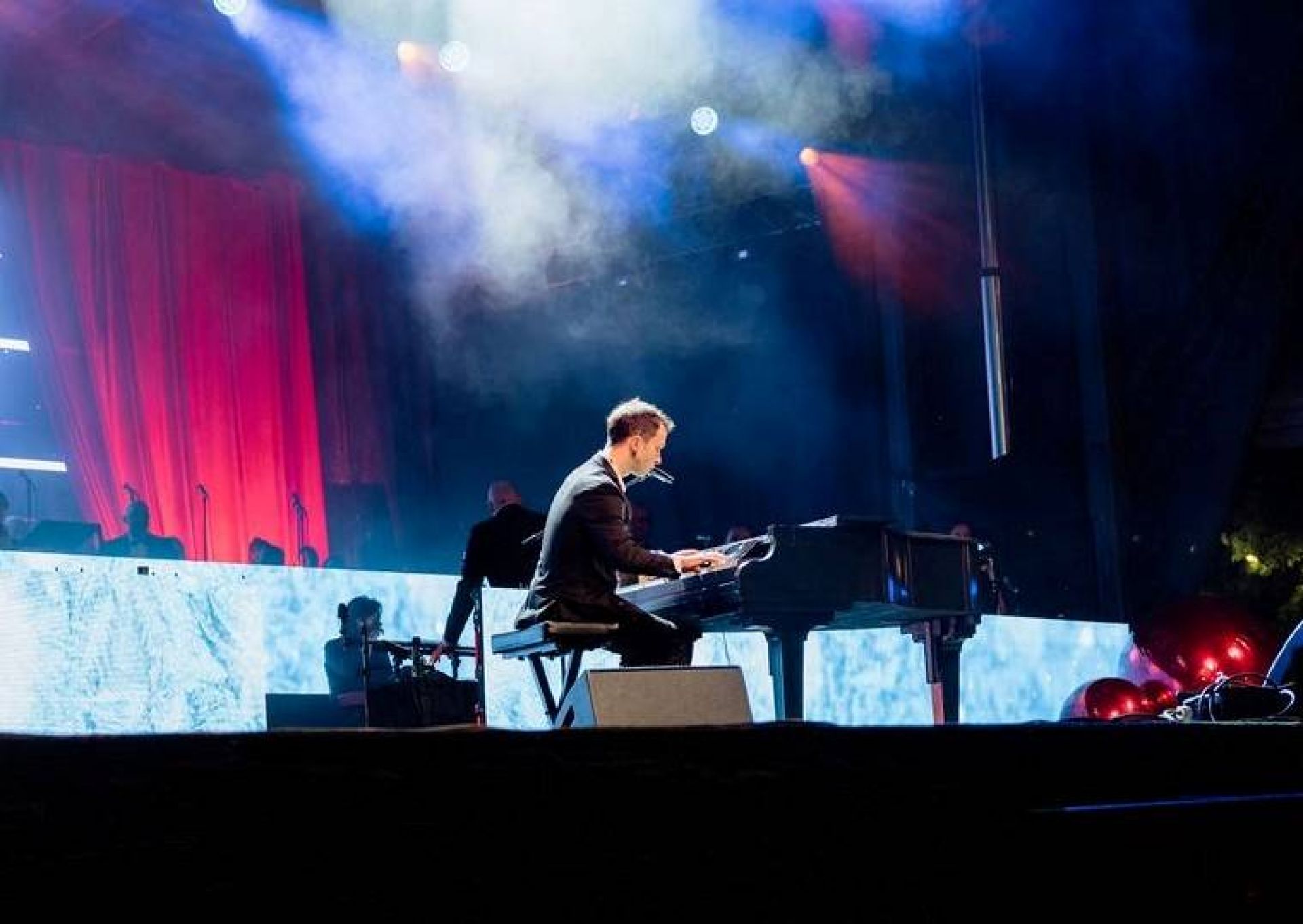 Darcy Callus playing piano and singing